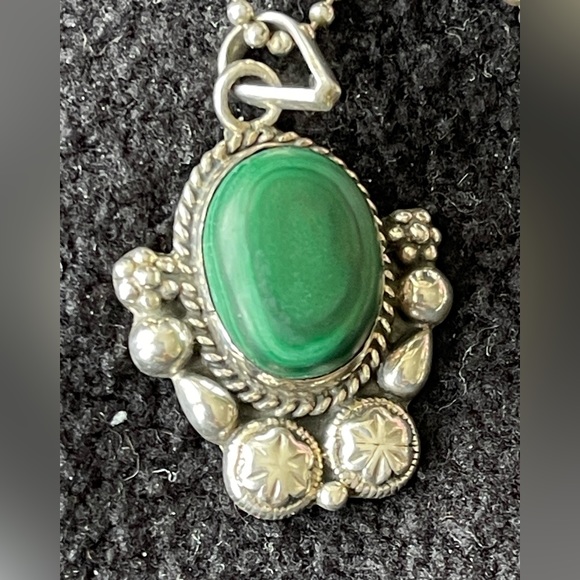 Green Malachite vintage sterling silver Southwest style necklace. 16” - Picture 3 of 5